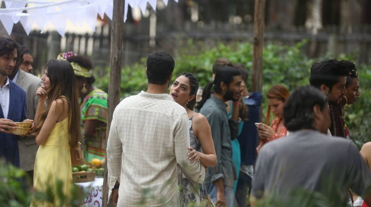 Carol Castro e Bruno Cabrerizo trocam carinhos em gravações de 'Órgãos da Terra' 