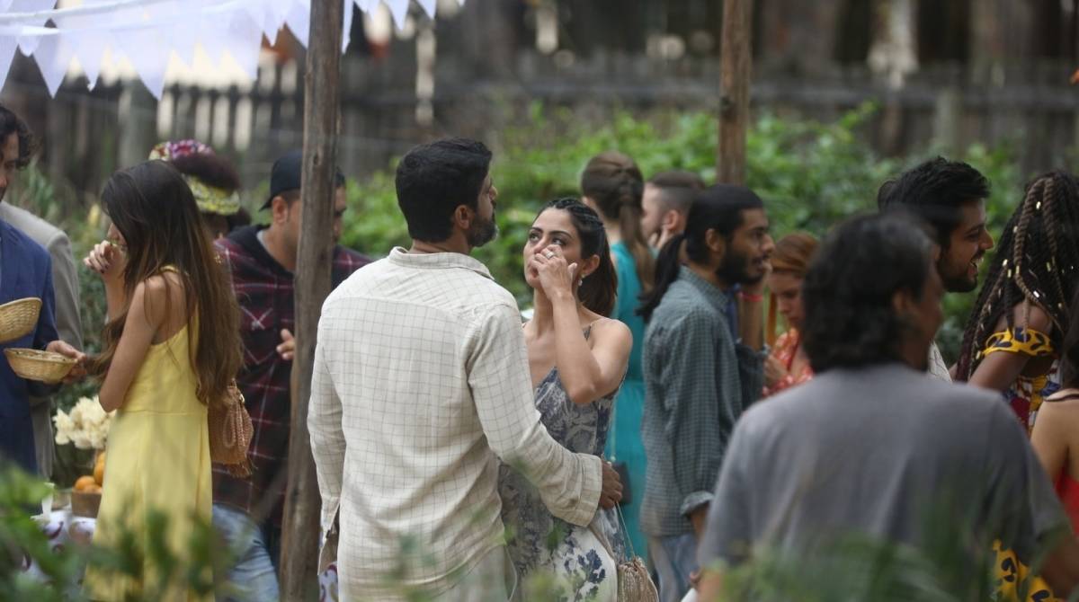 Carol Castro e Bruno Cabrerizo trocam carinhos em gravações de 'Órgãos da Terra' 