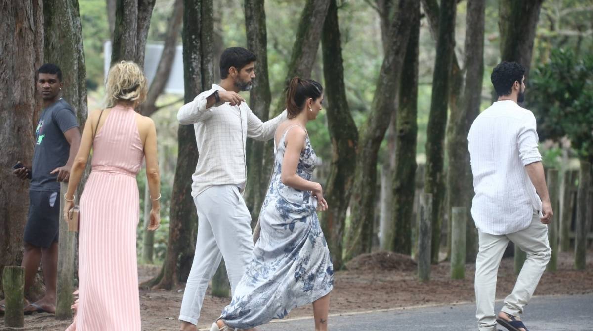 Carol Castro e Bruno Cabrerizo trocam carinhos em gravações de 'Órgãos da Terra' 