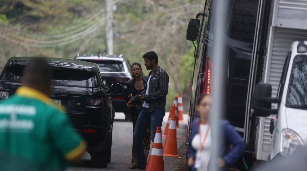 Carol Castro e Bruno Cabrerizo trocam carinhos em gravações de 'Órgãos da Terra' 