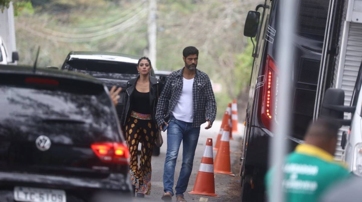 Carol Castro e Bruno Cabrerizo trocam carinhos em gravações de 'Órgãos da Terra' 