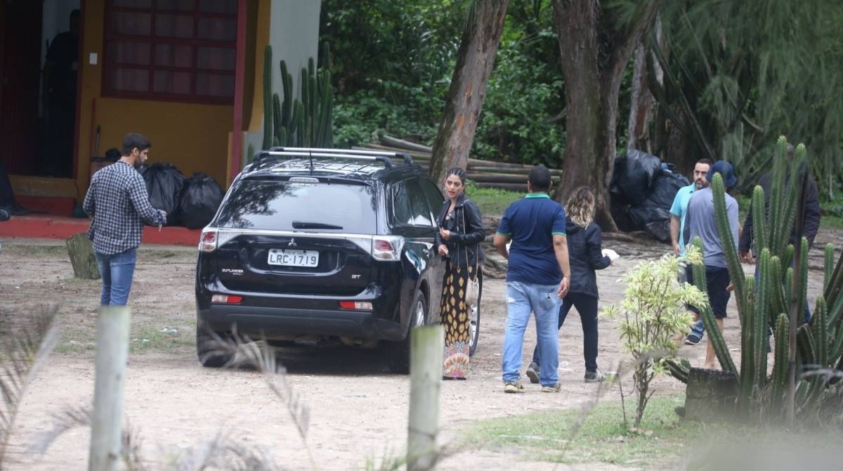 Carol Castro e Bruno Cabrerizo trocam carinhos em gravações de 'Órgãos da Terra' 