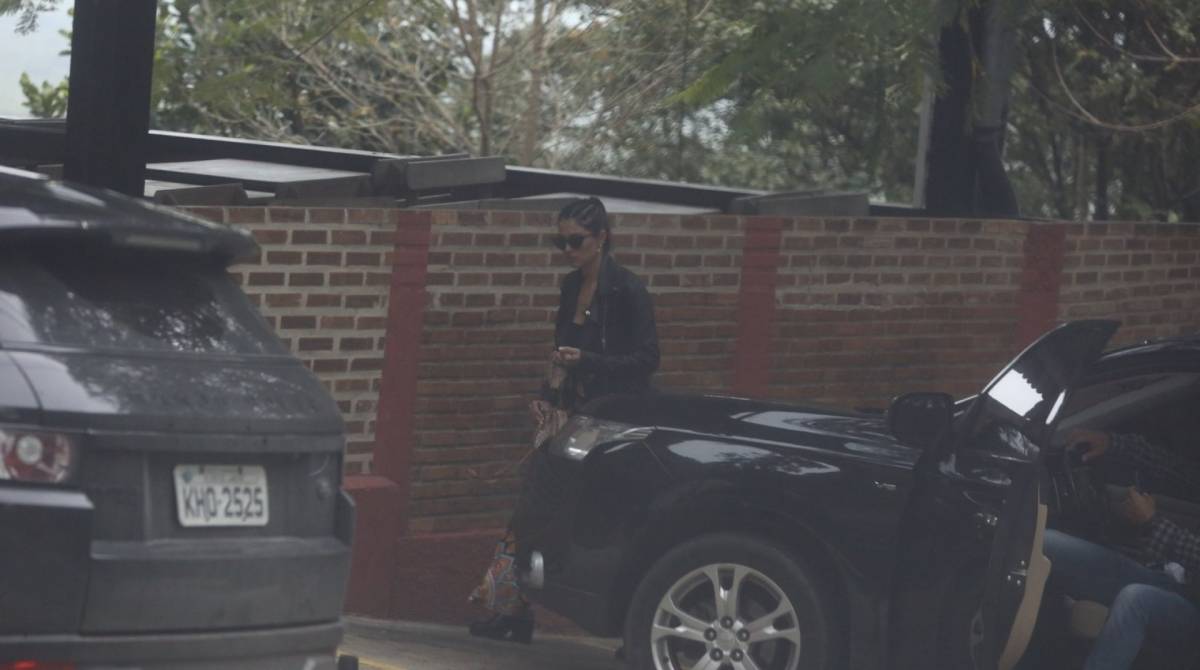 Carol Castro e Bruno Cabrerizo trocam carinhos em gravações de 'Órgãos da Terra' 