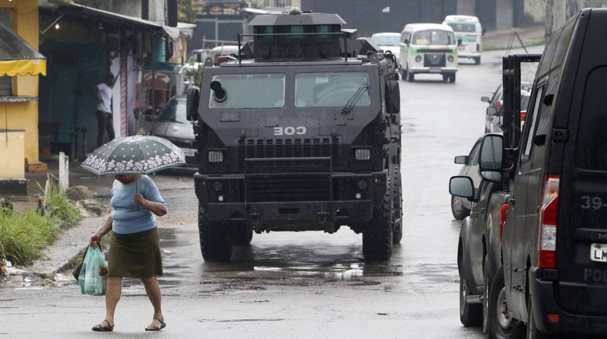 Policiais militares fazem, desde a manh&atilde; desta quarta-feira, opera&ccedil;&atilde;o no Complexo do Alem&atilde;o, Zona Norte do Rio  - Reginaldo Pimenta / Agencia O Dia