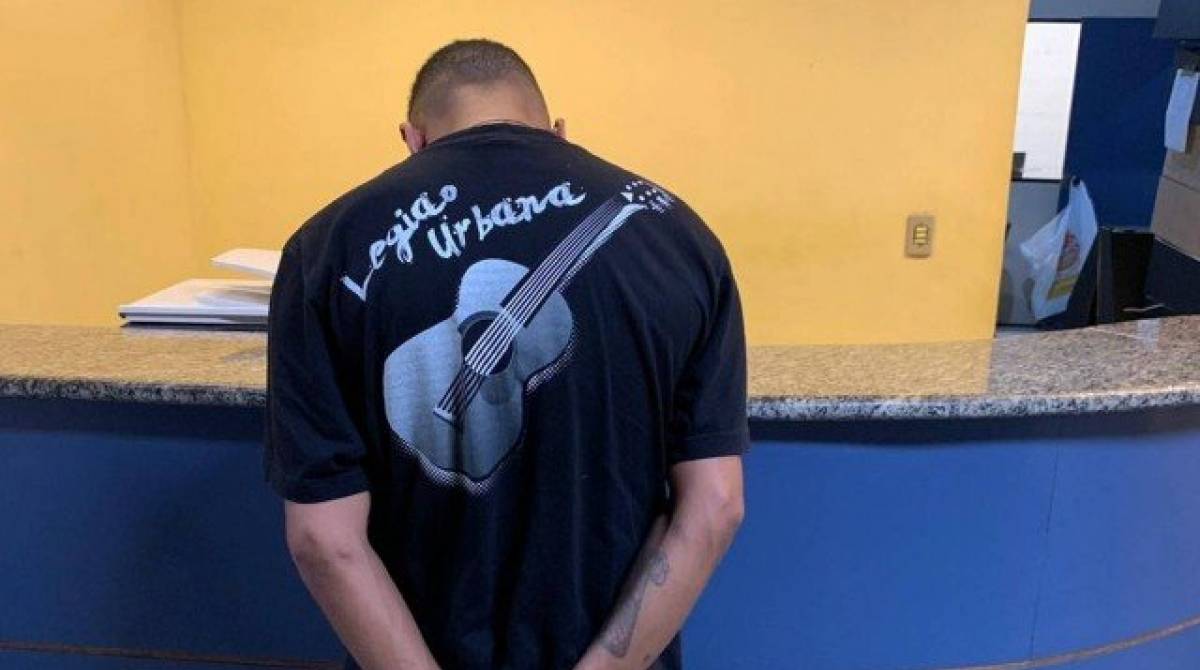 Yago Meirelles Nunes da Silva, o Gaguinho da Grota, é preso por PMs do Niterói Presente - Divulgação