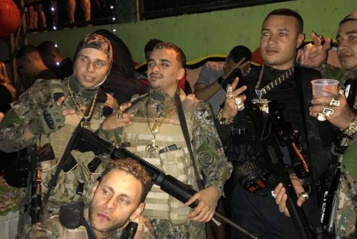 Pol&iacute;cia identifica traficantes da Rocinha que aparecem juntos em foto