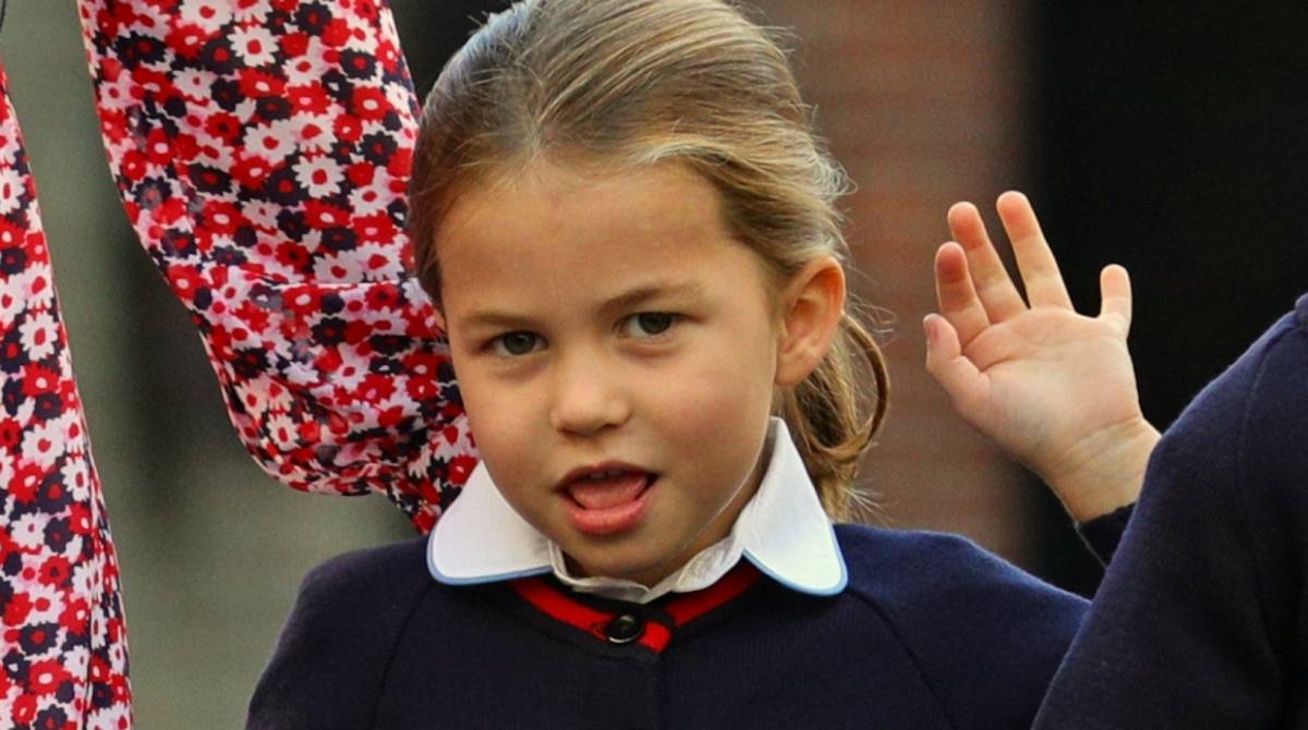 A princesa Charlotte da Inglaterra, de Cambridge, gesticula ao chegar em seu primeiro dia de escola em Thomas's Battersea, em Londres, em 5 de setembro de 2019 