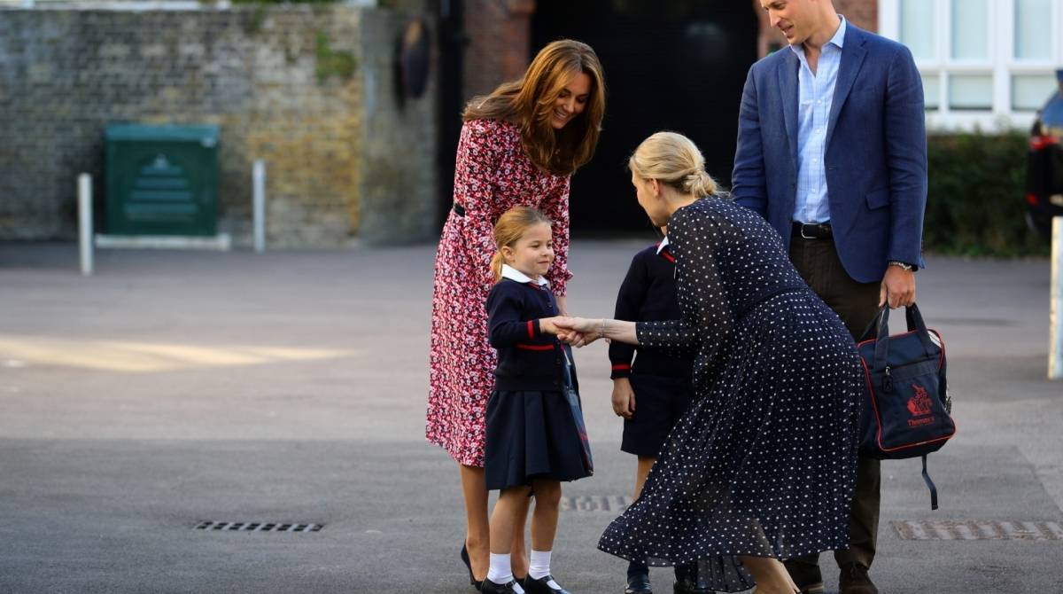 Charlotte cumprimenta a diretora da escola onde vai estudar
