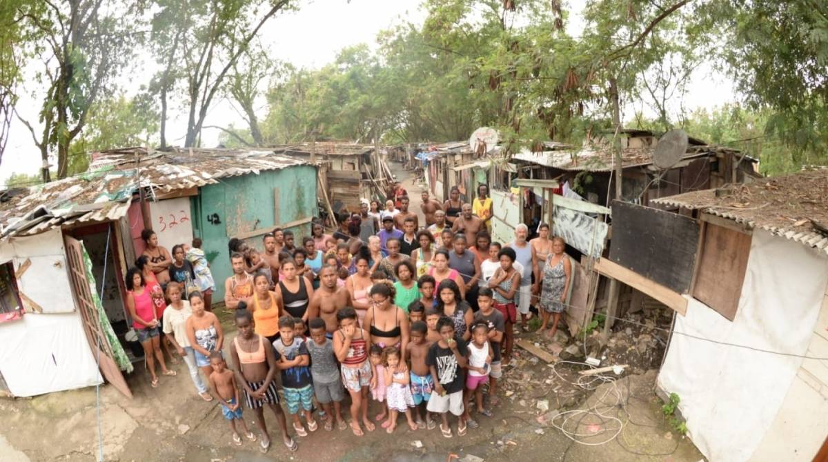 Parte das famílias que vivem no Brejo: localidade fica na Cidade de Deus - Divulgação/ Rio de Paz
