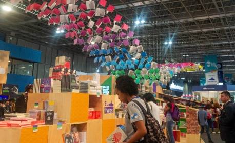 Bienal do Livro Rio se une ao Hemorio para doar livros a cada bolsa de sangue coletada