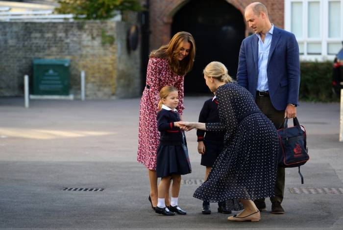 Filha do príncipe William e Kate Middleton, princesa Charlotte vai à escola pela primeira vez