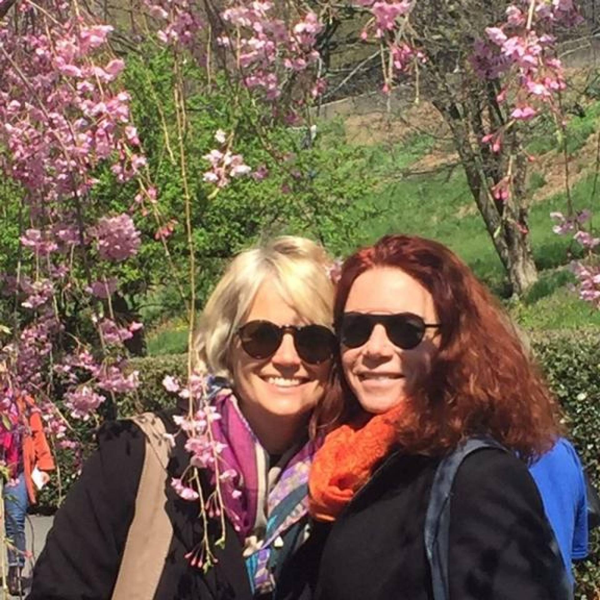 A diretora-executiva da TV Globo, Isabela Bellenzani, com a namorada, a jornalista Leilane Neubarth