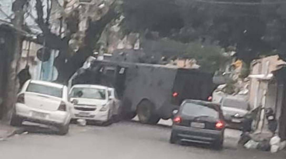 Um blindado da secretaria participa da ação