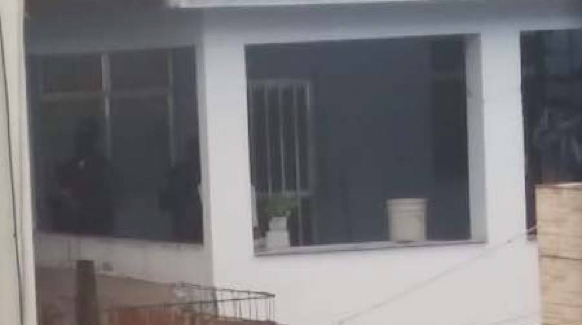 PMs dentro da casa de morador