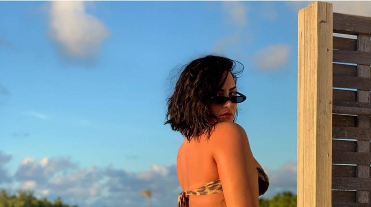 Demi Lovato exibe celulites em foto de biqu&iacute;ni e diz que est&aacute; cansada de ter vergonha do pr&oacute;prio corpo