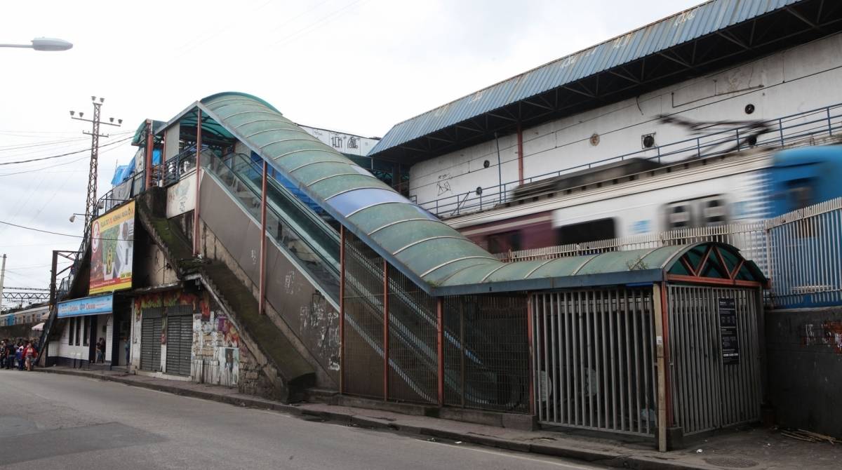 Escada rolante da Estação Madureira está parada e o acesso, fechado - fotos Ricardo Cassiano