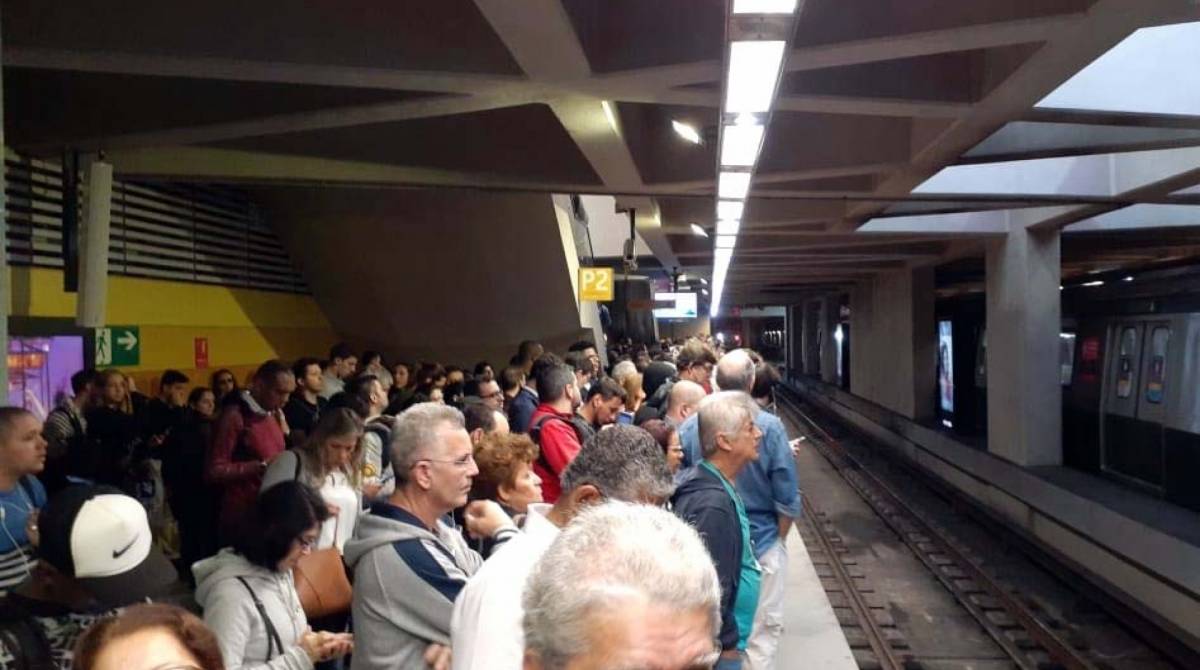 Plataforma da estação Jardim Oceânico ficou bem cheia