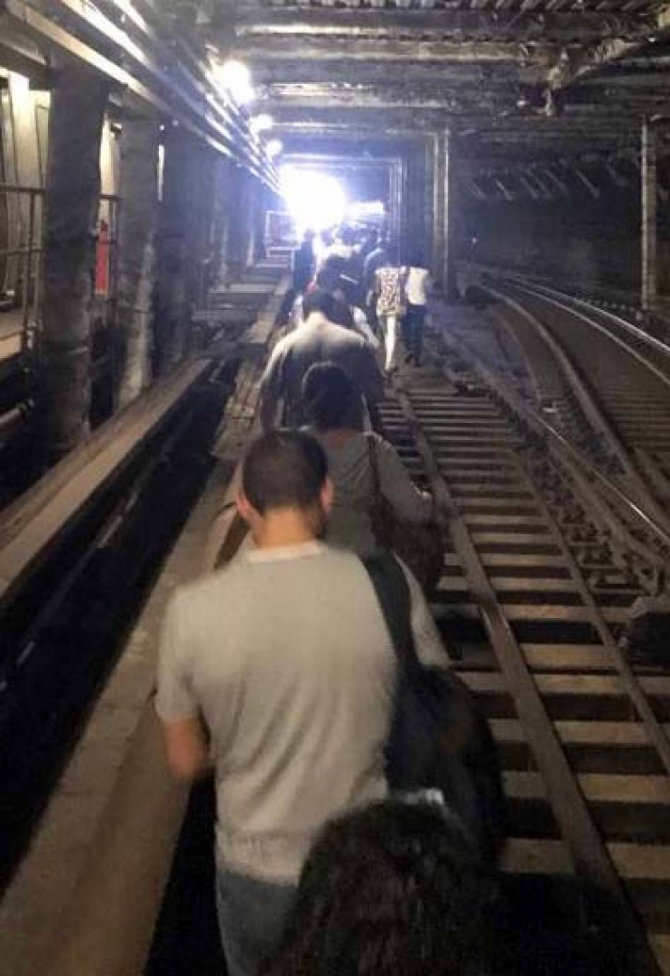 Passageiros tiveram que andar a pé pelos trilhos do metrô