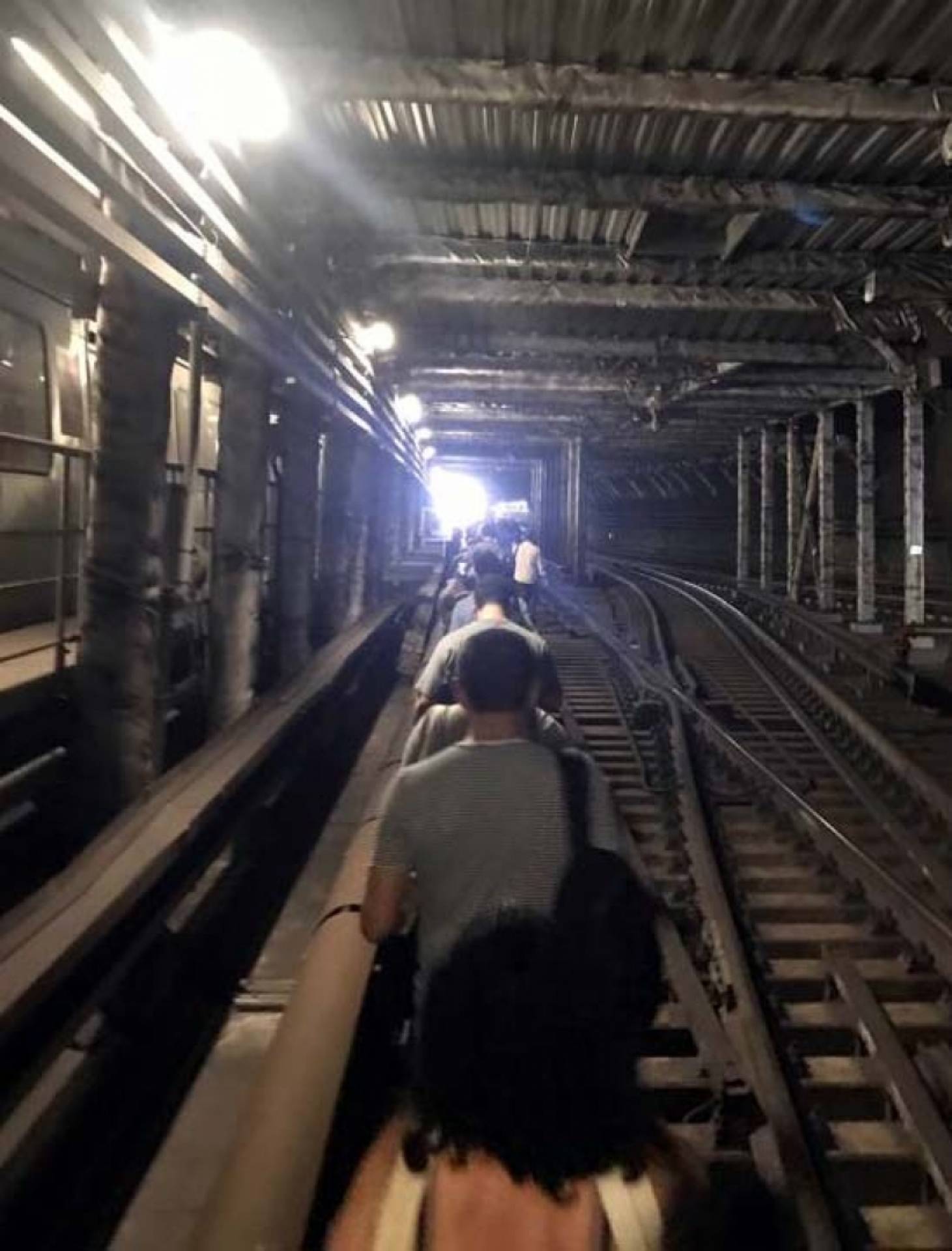 Passageiros tiveram que andar a pé pelos trilhos do metrô