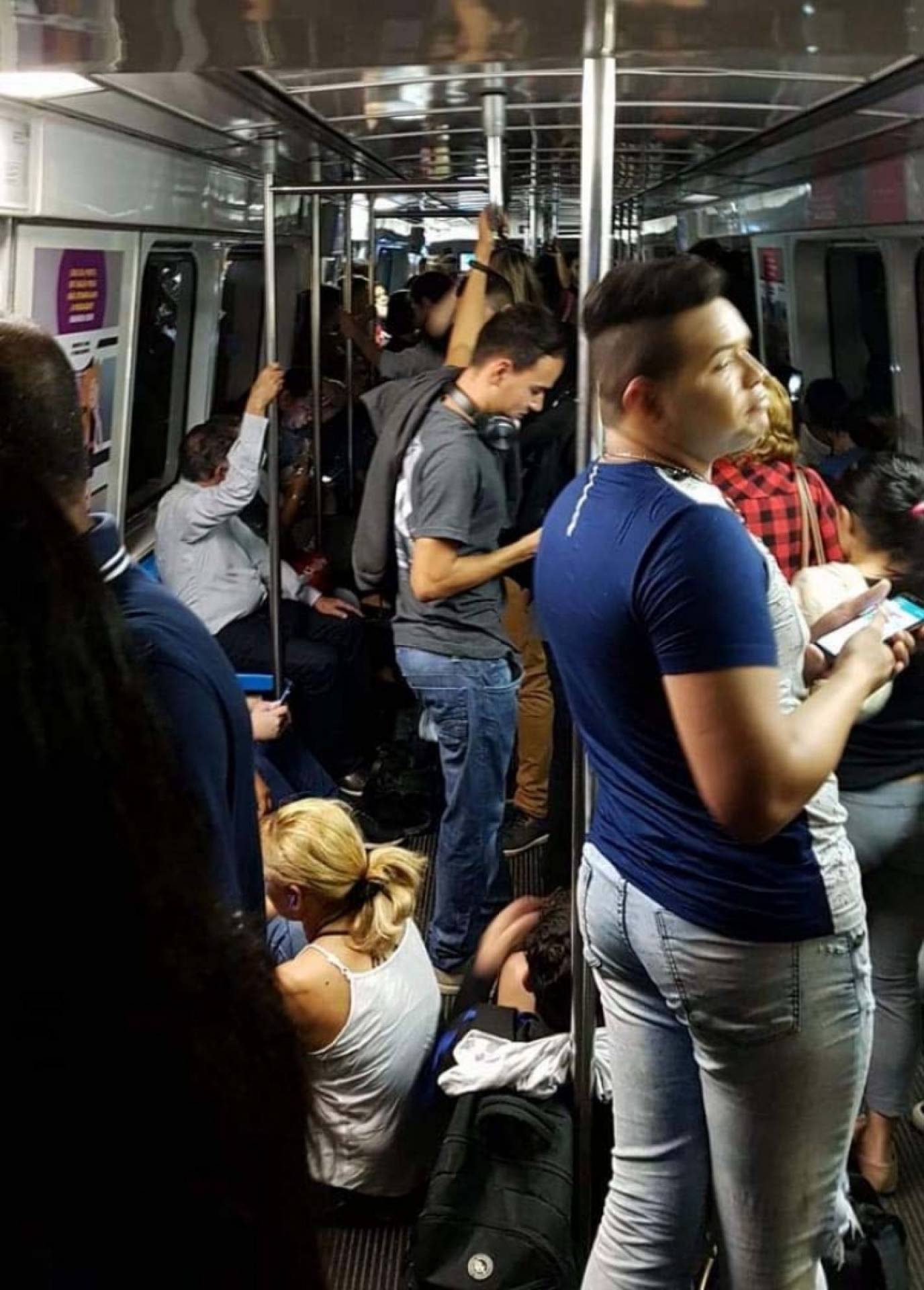 Uma composição ficou parada entre as duas estações - Reprodução / Internet