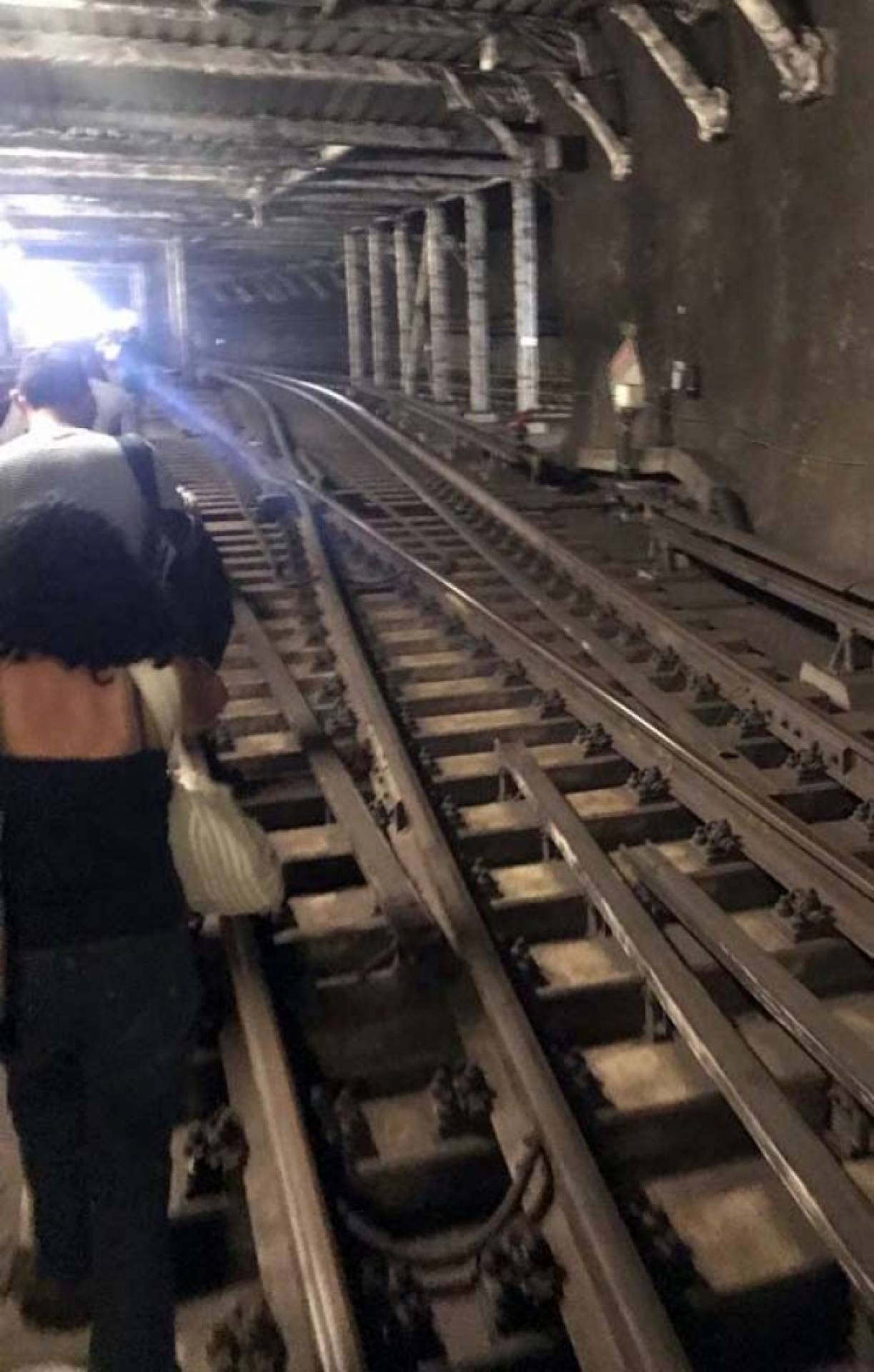 Passageiros tiveram que andar a pé pelos trilhos do metrô