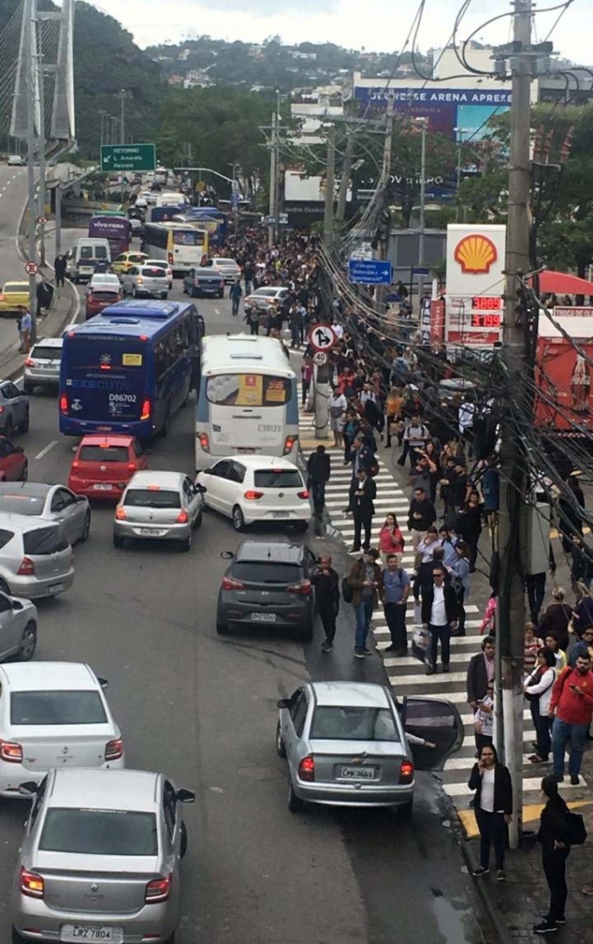 Muitas pessoas se aglomeraram nas proximidades