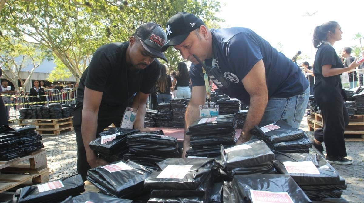 Bienal do Livro. Distribuição de livros com temática gay, na Bienal do Livro.