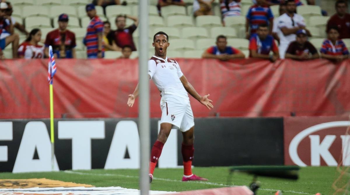 João Pedro imita comemoração de Cristiano Ronaldo na vitória sobre o Fortaleza, no Castelão - LUCAS MERÇON/FLUMINENSE