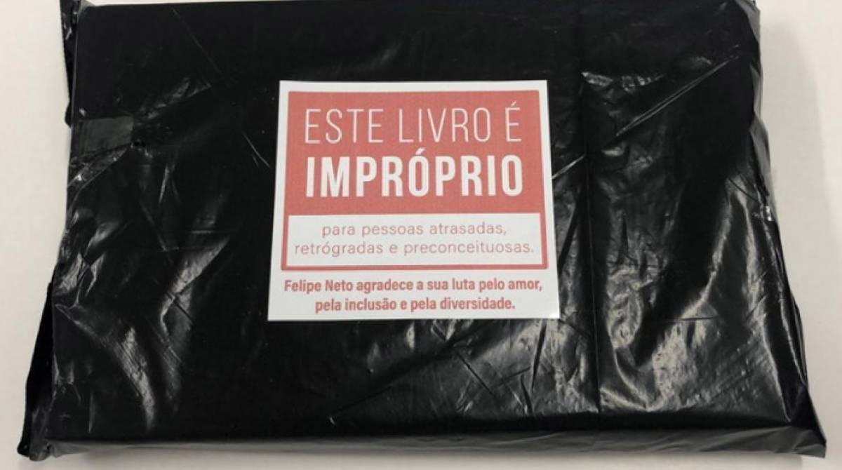 Livros com temática LGBT foram distribuídos gratuitamente pelo youtuber Felipe Neto na Bienal neste sábado - Reprodução Internet
