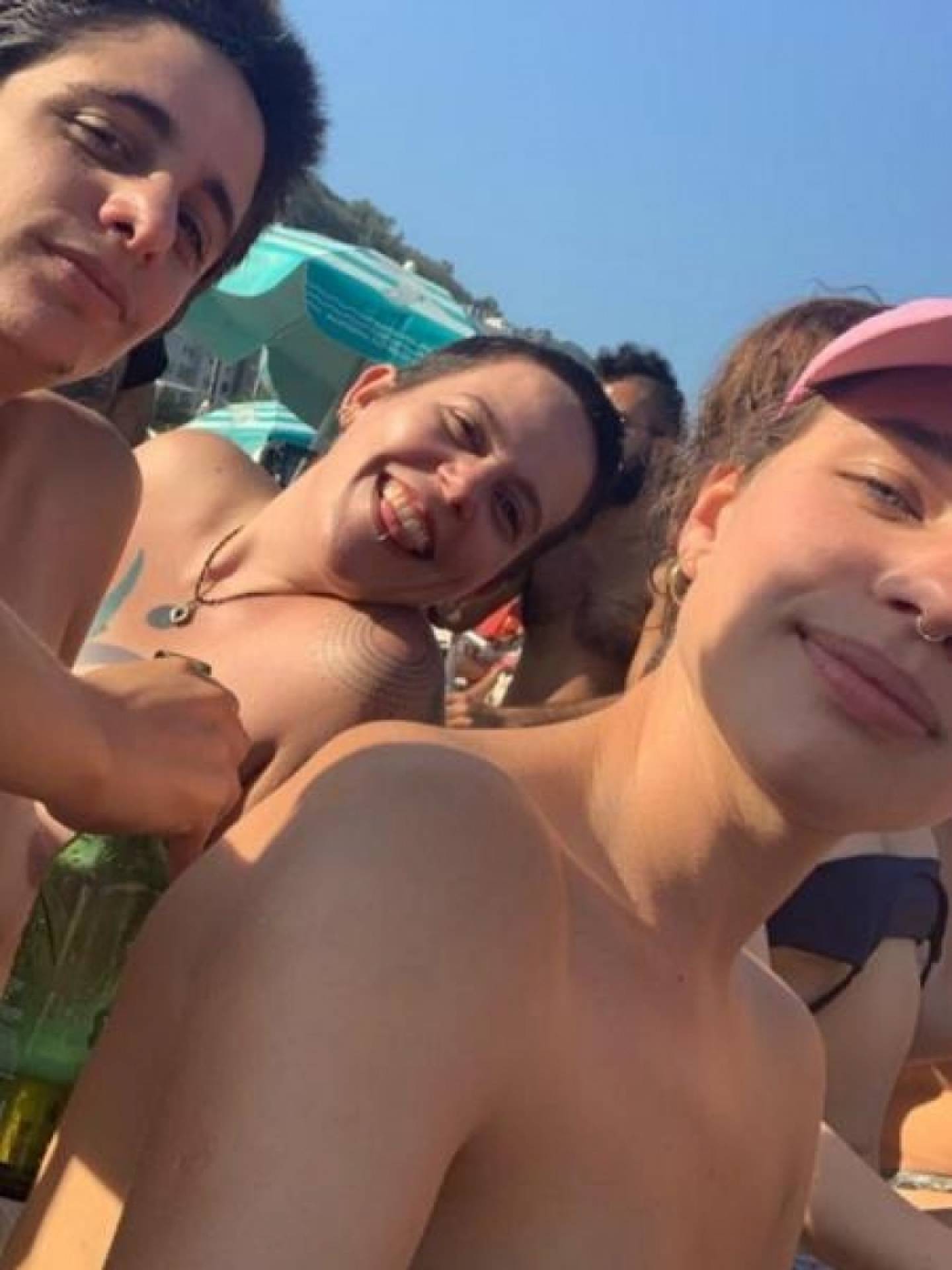 Bruna Linzmeyer curte dia de praia com namorada e amigos 