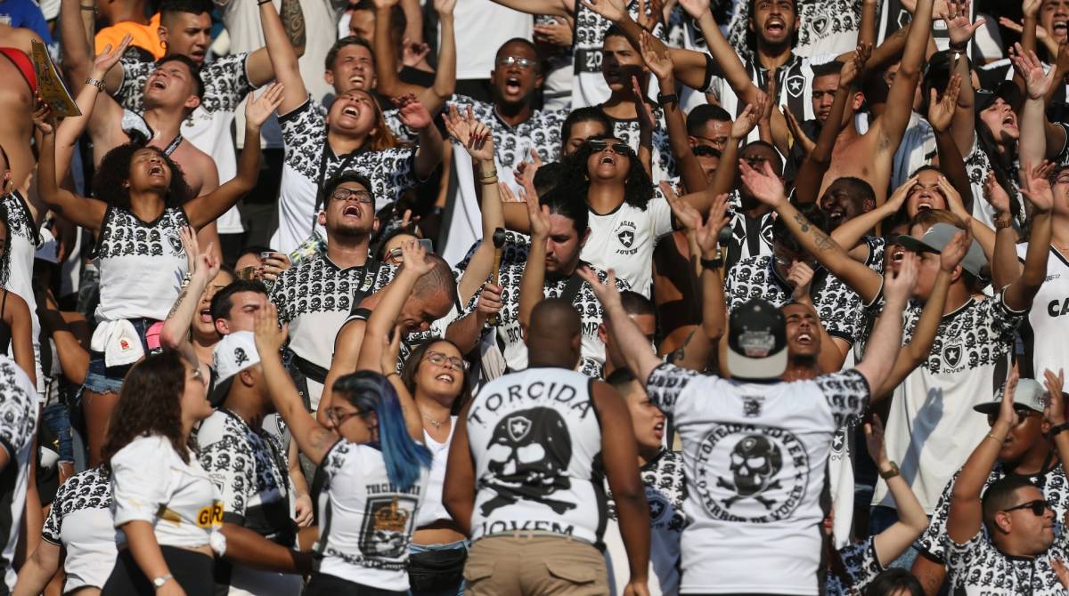 Pouco mais de 12 mil torcedores foram ao estádio: apoio aos jogadores - Daniel Castelo Branco