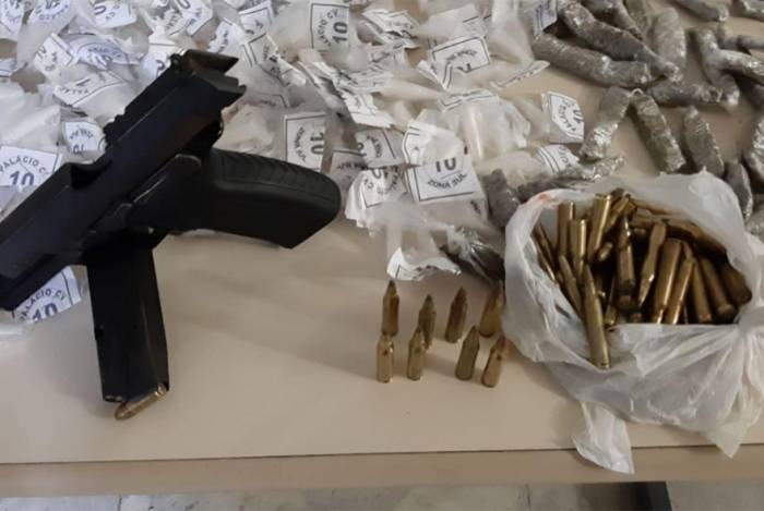 PM apreende armas e drogas no Morro do Palácio, em Niterói