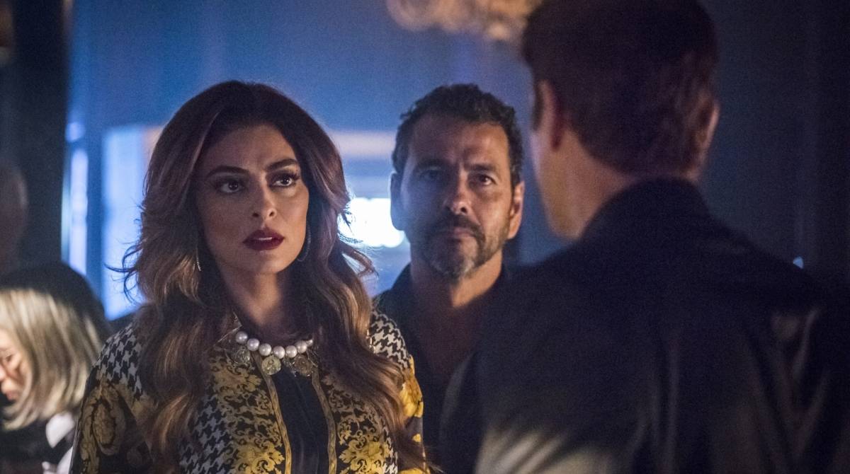 Régis ( Reynaldo Gianecchini ) diz pra Maria da Paz ( Juliana Paes ) que vai ao cassino para se divertir. Amadeu ( Marcos Palmeira ) com eles.