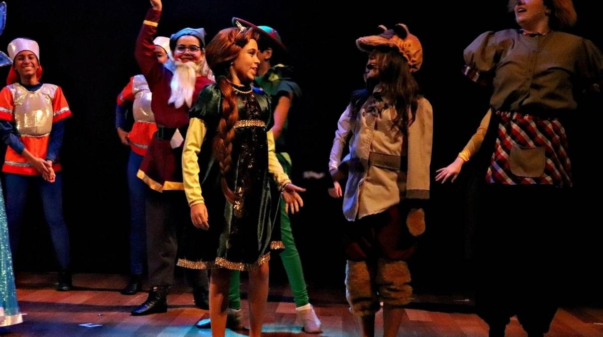 Vittória Seixas interpreta a princesa Fiona em 'Shreck - O Musical' 