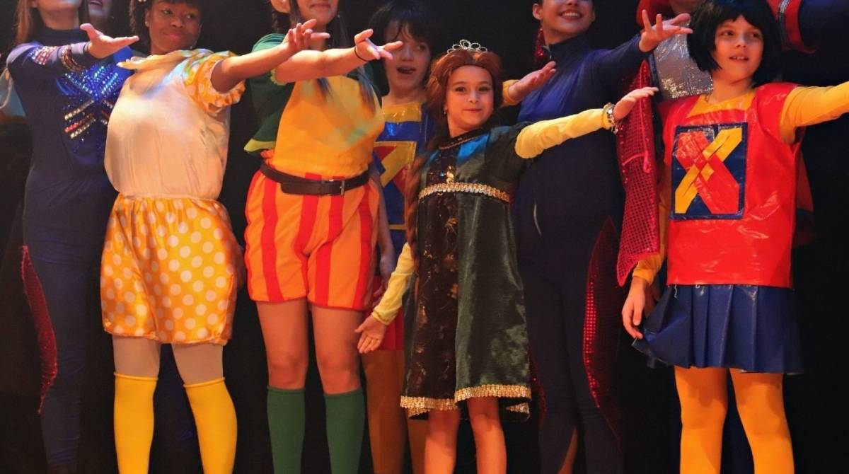 Vittória Seixas interpreta a princesa Fiona em 'Shreck - O Musical' 