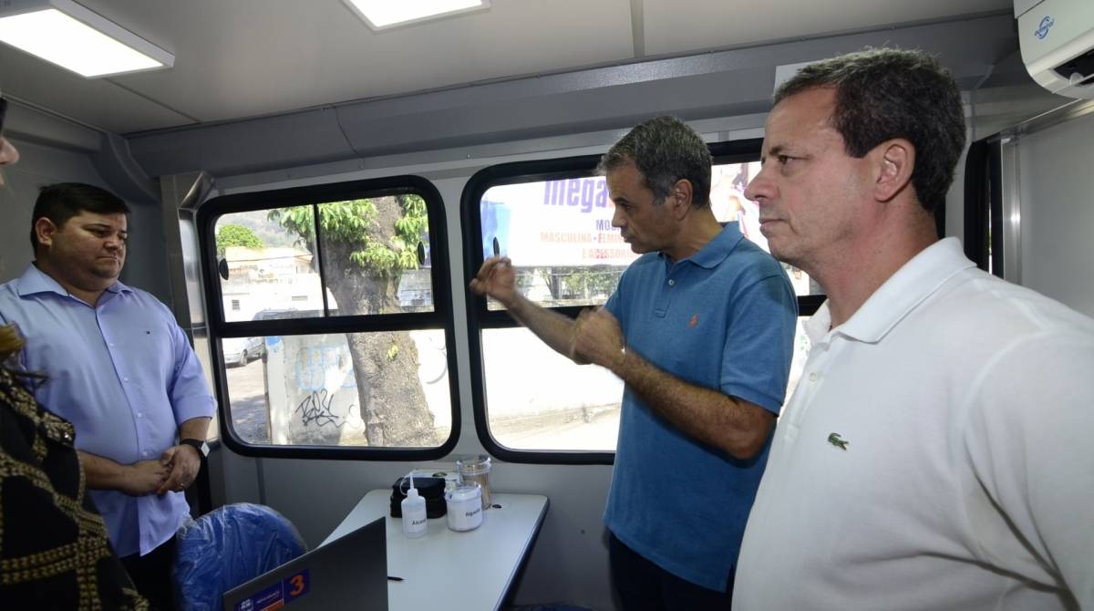 Rogerio Lisboa vistoriou um dos cinco ônibus que irão percorrer os bairros da cidade para atender os estudantes 