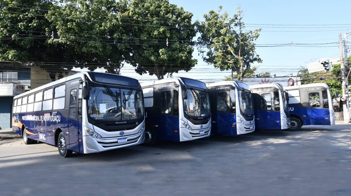 Os cinco ônibus equipados com consultórios foram apresentados à população 