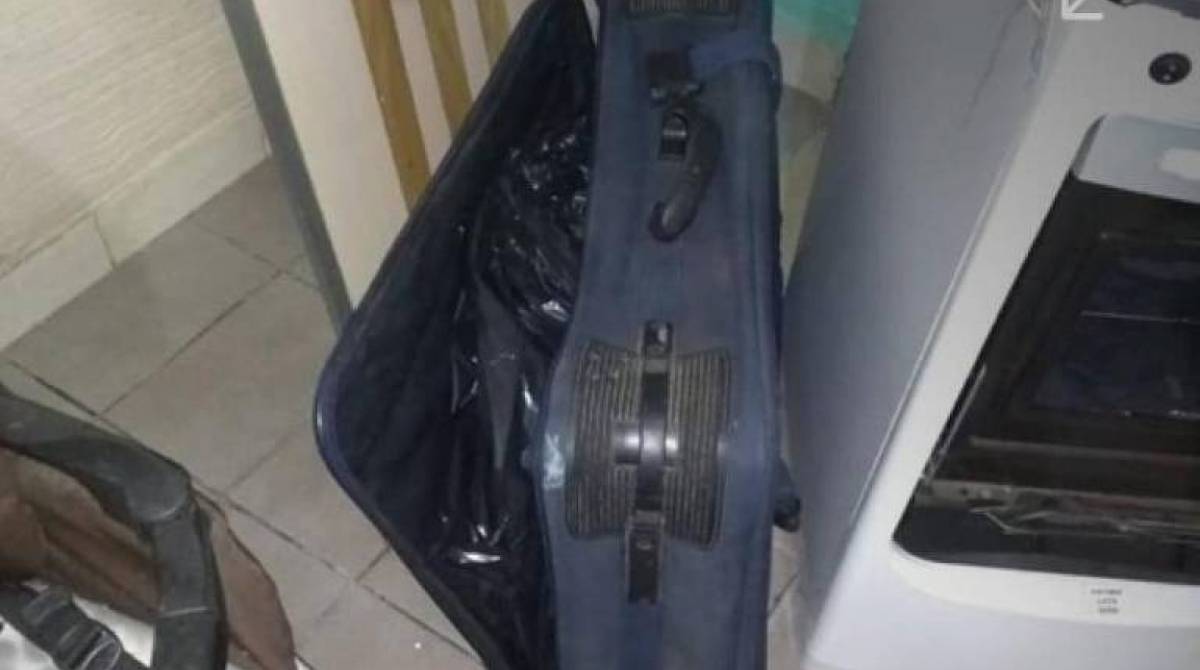 Policiais foram chamados pelo pai da vítima, um pedreiro de 56 anos, e encontraram a criança morta dentro de uma mala de viagem na sala
 - Divulgação