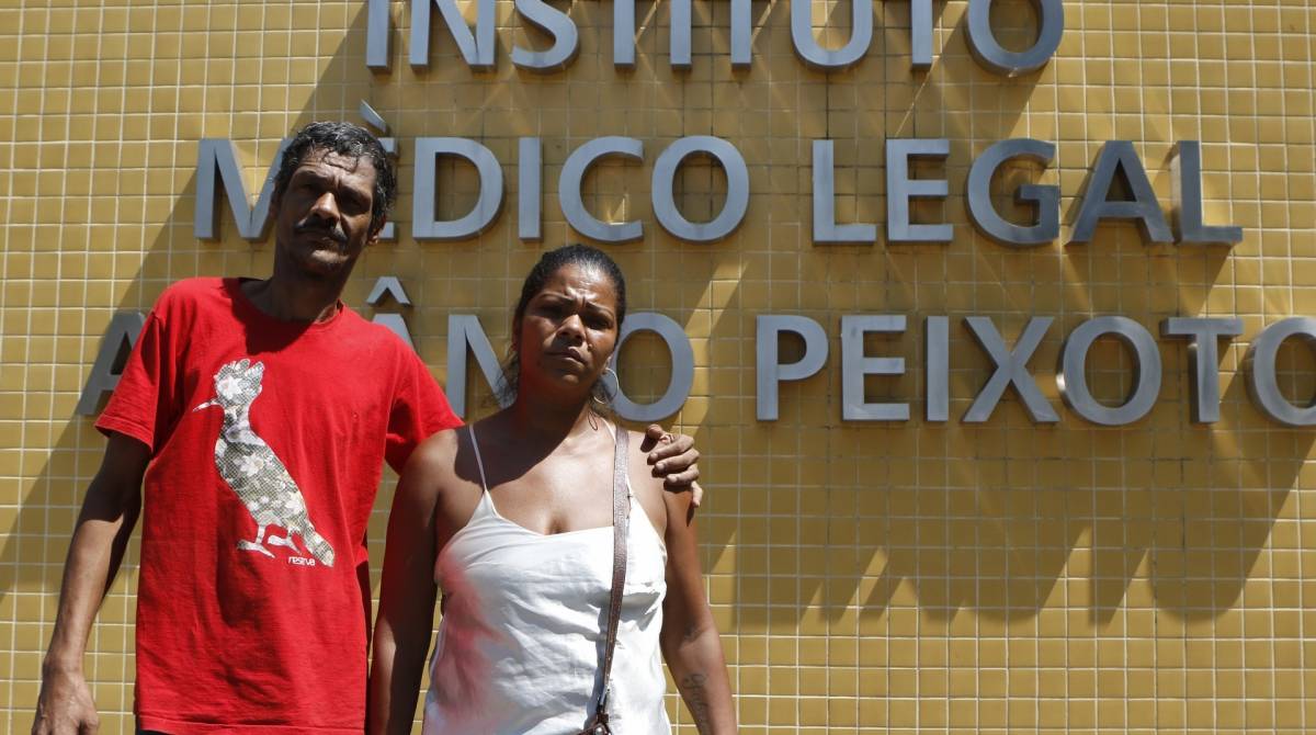 Pai de Kauê, Ademar Ferreira foi ao IML com a tia do menino, Nadja - Reginaldo Pimenta / Agencia O Dia