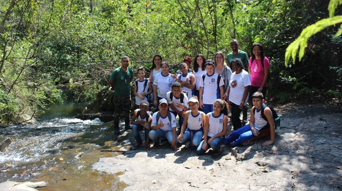 Um grupo de alunos, professores e guias parou para fazer uma foto oficial - Raphael Bittencourt/PMNI