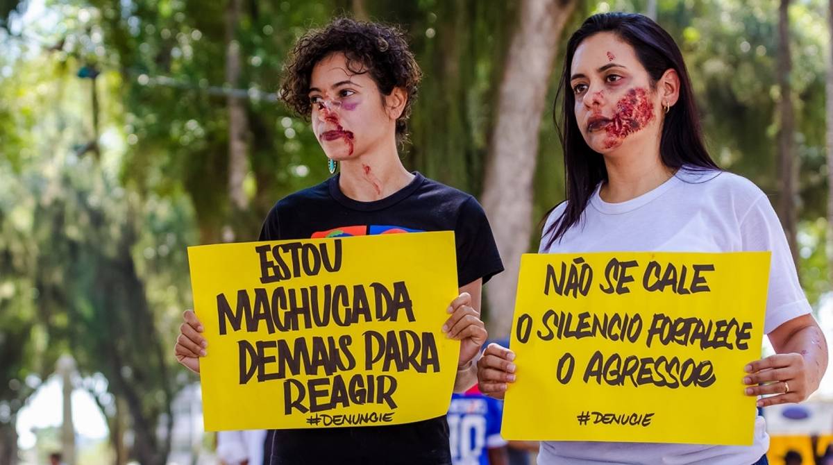 Integrantes da Rede de Proteção à Mulher conscientizam a população no lançamento da Patrulha Maria da Penha com policiais do 32º Batalhão de Macaé - Rui Porto Filho/Divulgação prefeitura de Macaé