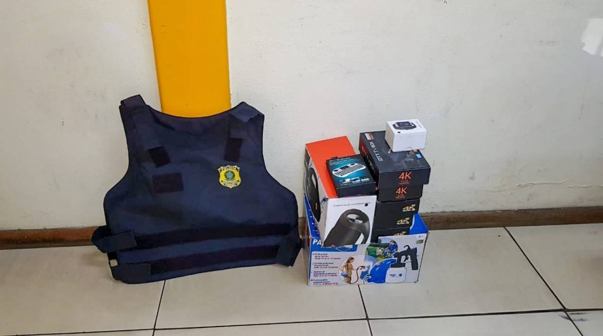 Material apreendido na mochila do motociclista - Divulgação / PRF