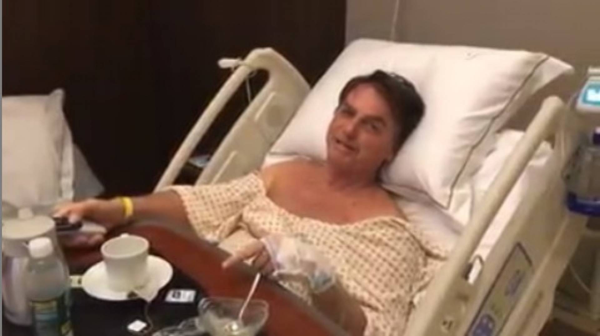 Presidente se recupera de cirurgia feita no domingo, em São Paulo. Não há previsão para retirada de sonda