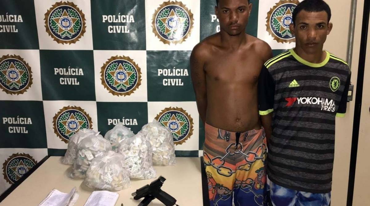Yuri Santana Ortega dos Santos (de bermuda) e André Luiz Silva Vítor foram capturados na manhã desta terça-feira - Divulgação / Polícia Militar