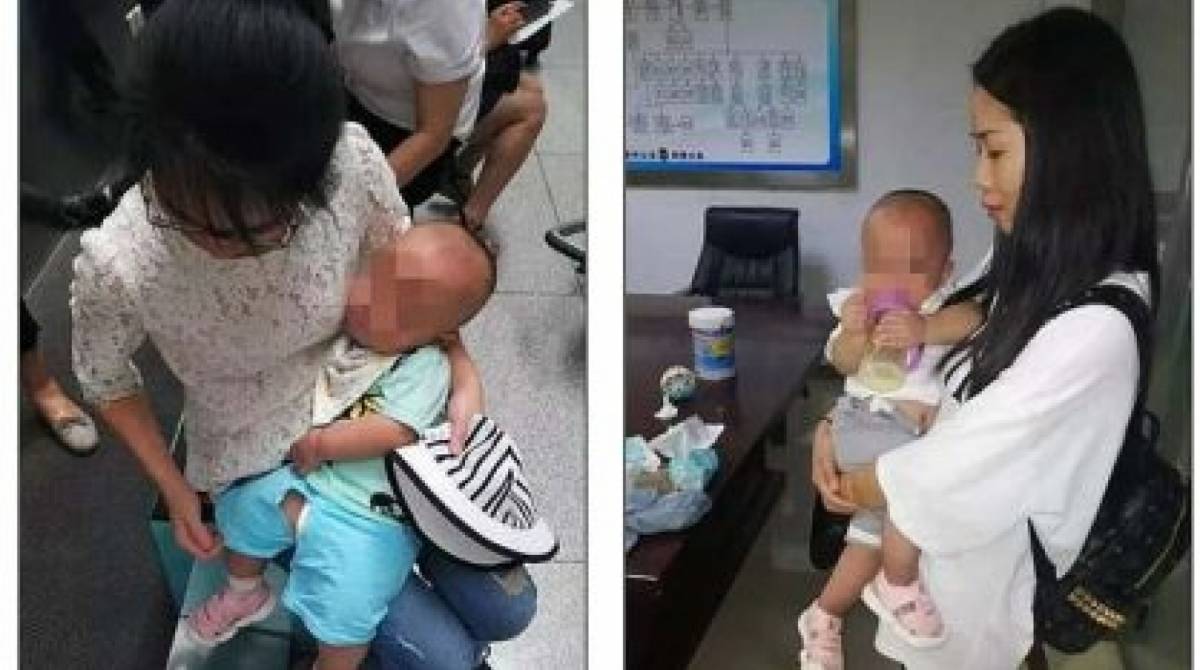 Funcionárias do serviço social seguram os bebês vendidos pela mãe