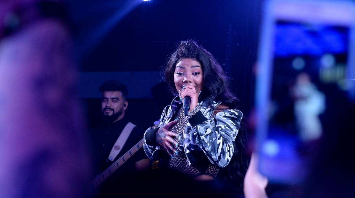 Ludmilla dá selino na namorada durante apresentação