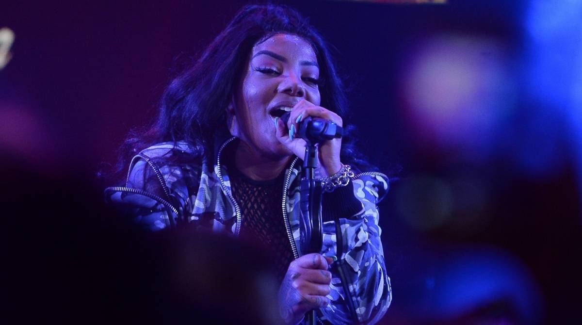 Ludmilla dá selino na namorada durante apresentação