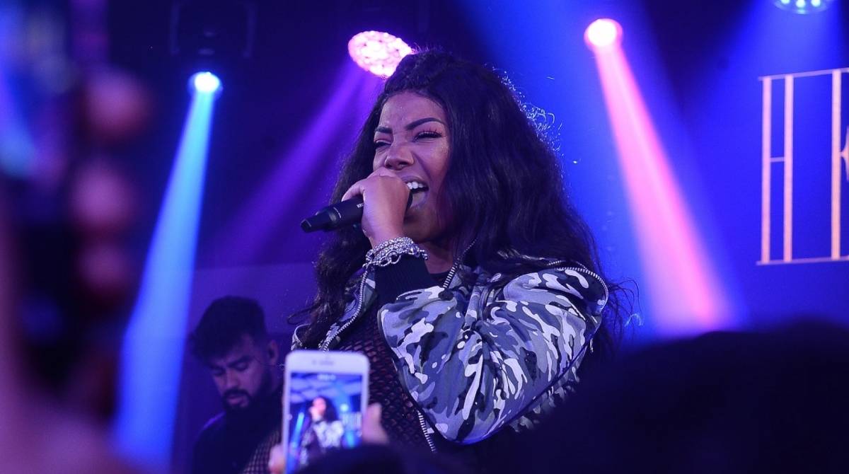 Ludmilla dá selino na namorada durante apresentação 