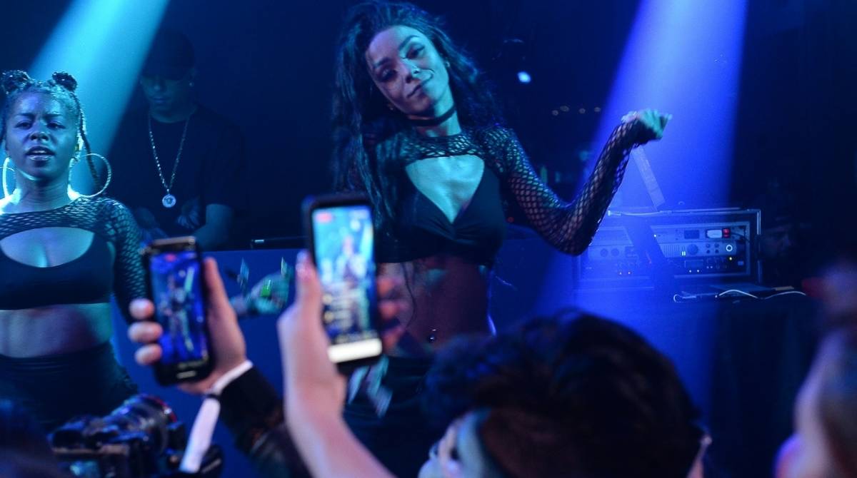 Ludmilla dá selino na namorada durante apresentação