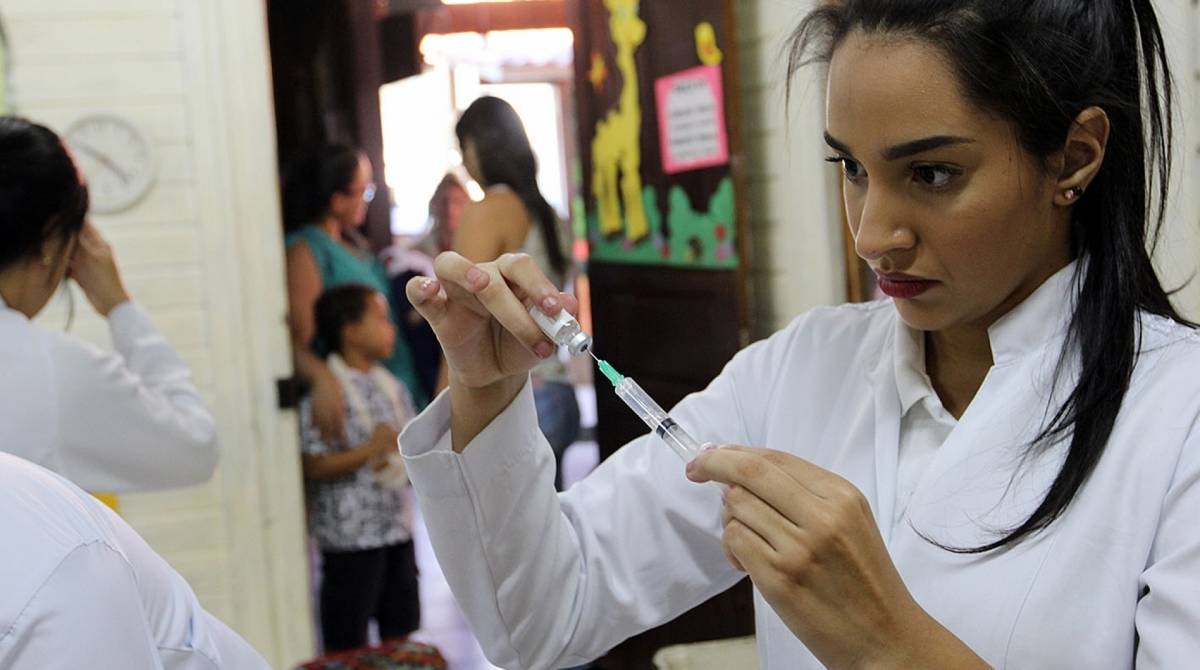 Campanha de Vacinação contra a Meningite, realizada na Escola Municipal Anna Benedicta da Silva Santos, em Macaé - João Barreto